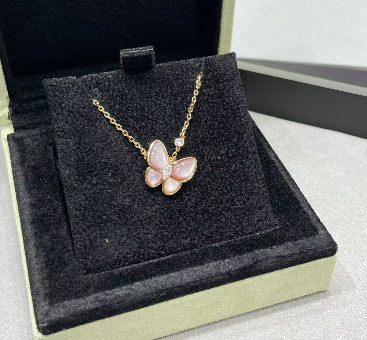 [⭐Spark]BUTTERFLY PINK MOTHER-OF-PEARL DIAMOND NECKLACE