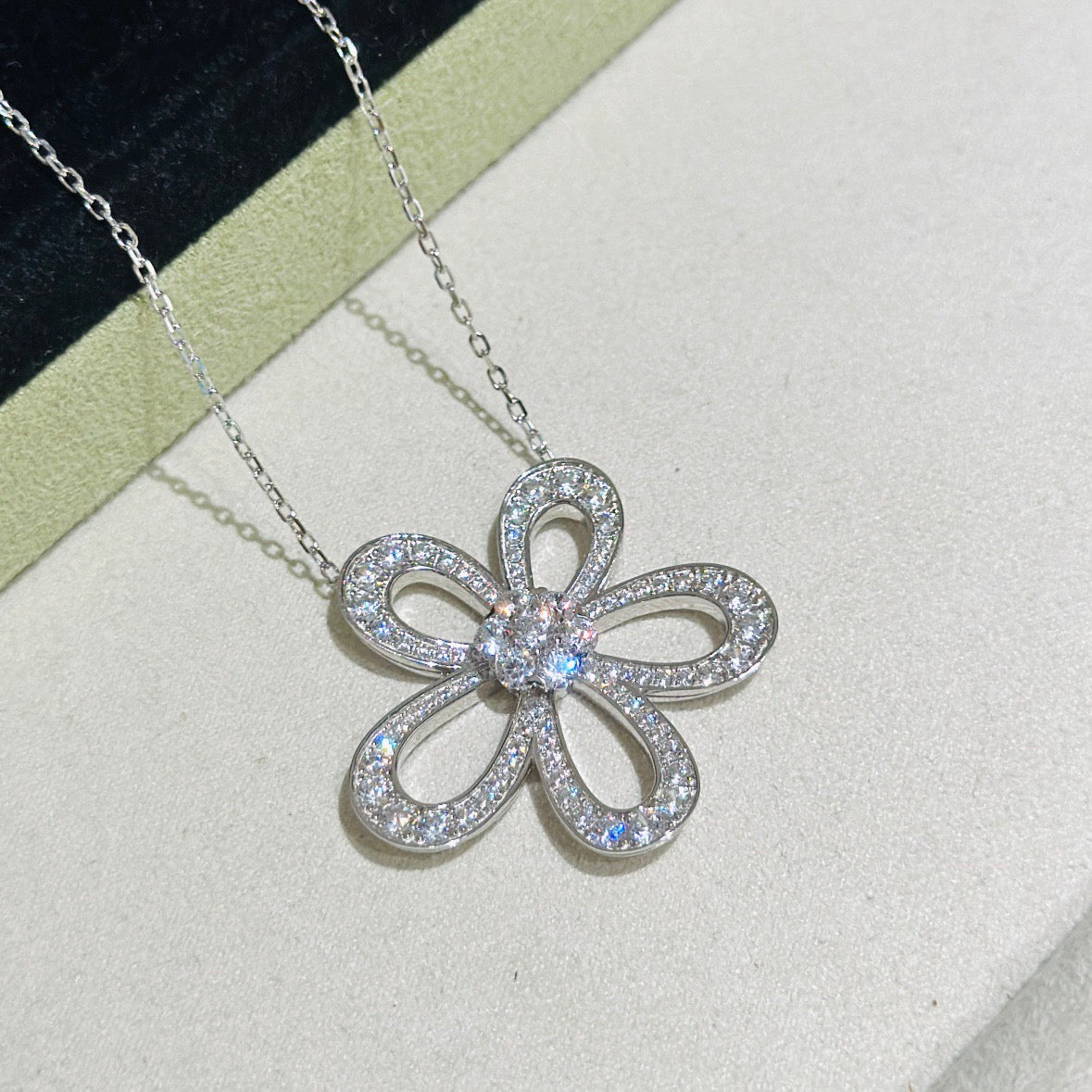 [⭐Spark]FLOWERLACE NECKLACE FULL DIAMONDS