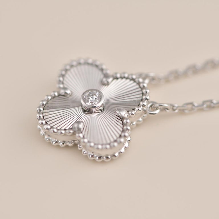 [⭐Spark]CLOVER  15MM DIAMOND LASER NECKLACE SILVER