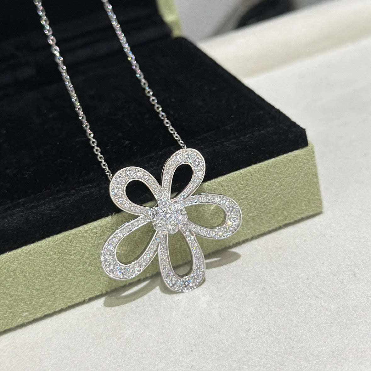 [⭐Spark]FLOWERLACE NECKLACE FULL DIAMONDS