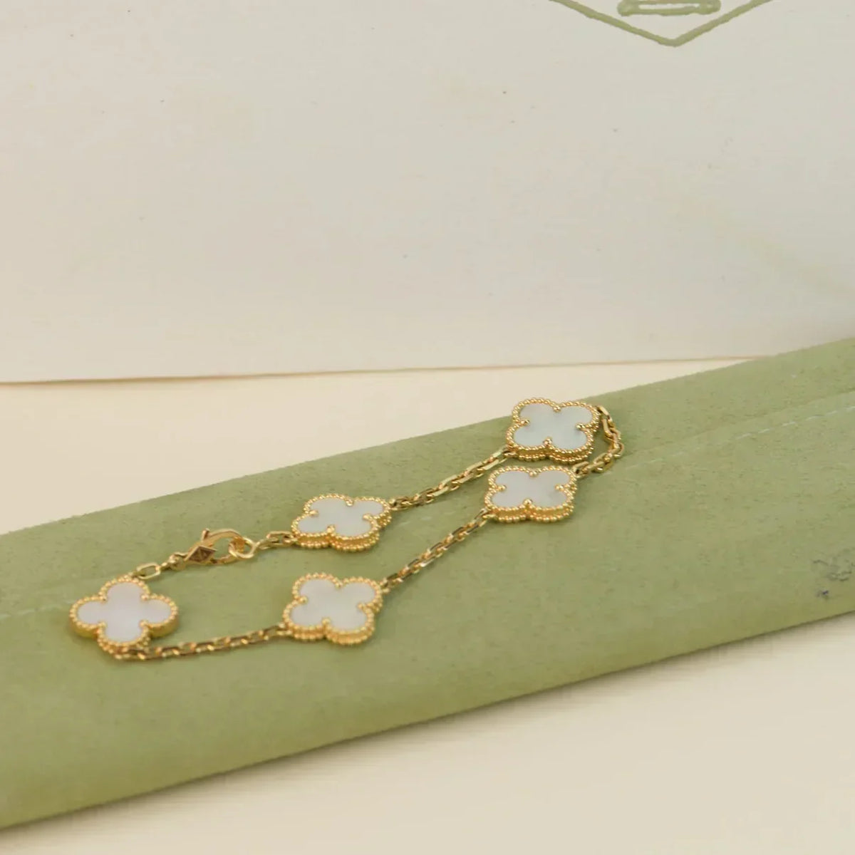 [⭐Spark]CLOVER WHITE PEARL MOP 5 MOTIF BRACELET COLLECTION