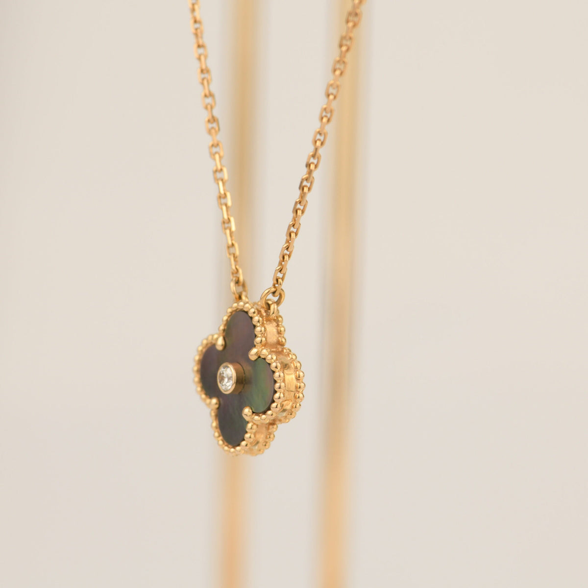 [⭐Spark]CLOVER 15MM DIAMOND AND MOTHER-OF-GREY NECKLACE