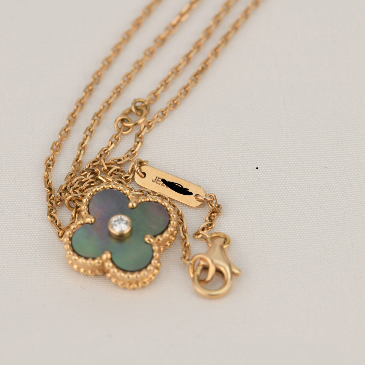 [⭐Spark]CLOVER 15MM DIAMOND AND MOTHER-OF-GREY NECKLACE