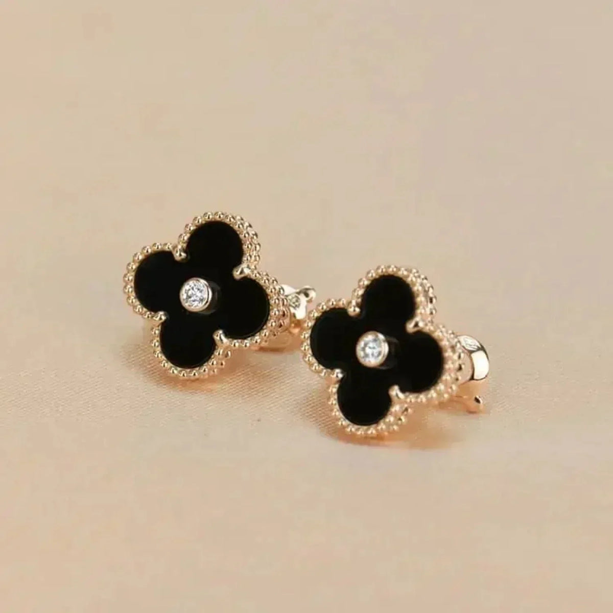 [⭐Spark]CLOVER MEDIUM 1 MOTIFS ONYX DIAMOND EARRINGS
