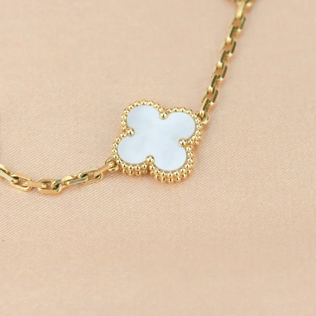 [⭐Spark]CLOVER WHITE PEARL MOP 5 MOTIF BRACELET COLLECTION