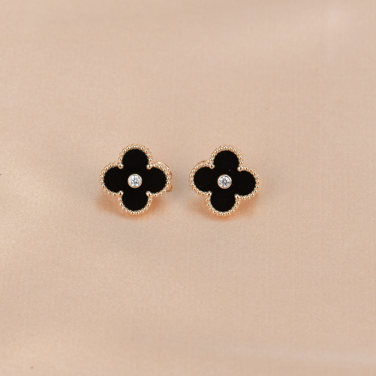 [⭐Spark]CLOVER MEDIUM 1 MOTIFS ONYX DIAMOND EARRINGS