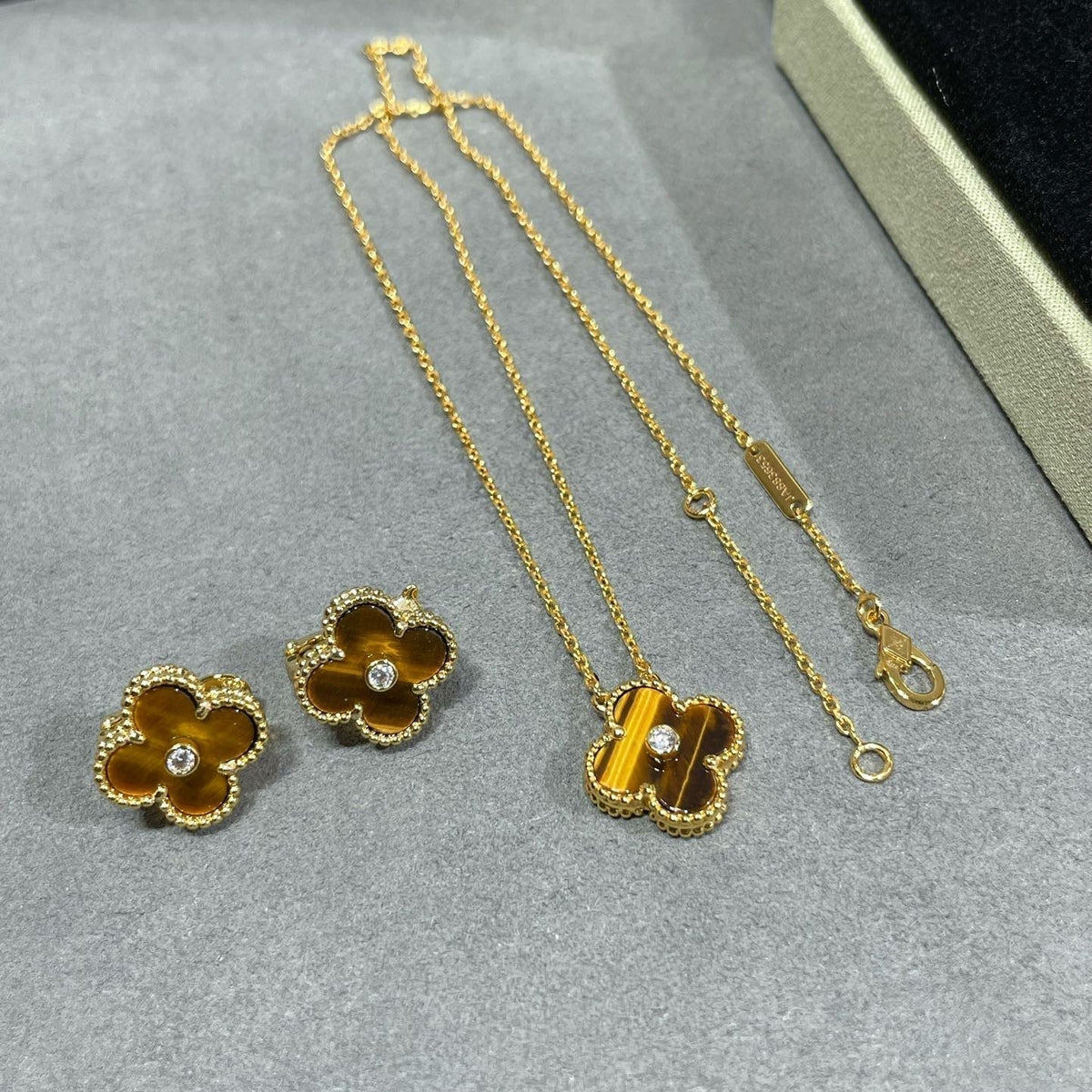 [⭐Spark]CLOVER 15MM DIAMOND AND YELLOW TIGER'S EYE AGATE necklace