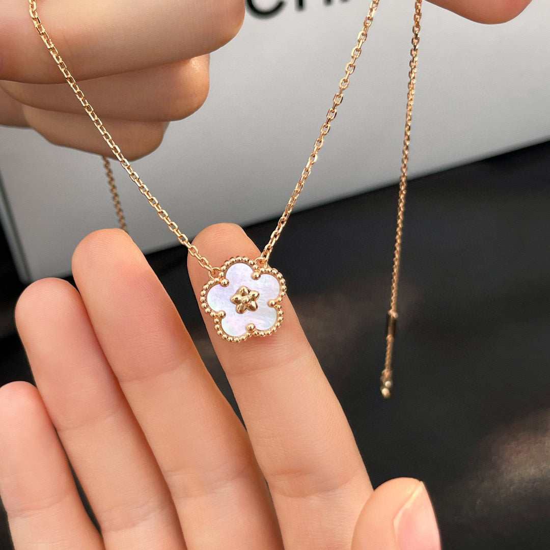 [⭐Spark]LUCKY  WHITE MOP  PLUM BLOSSOM NECKLACE
