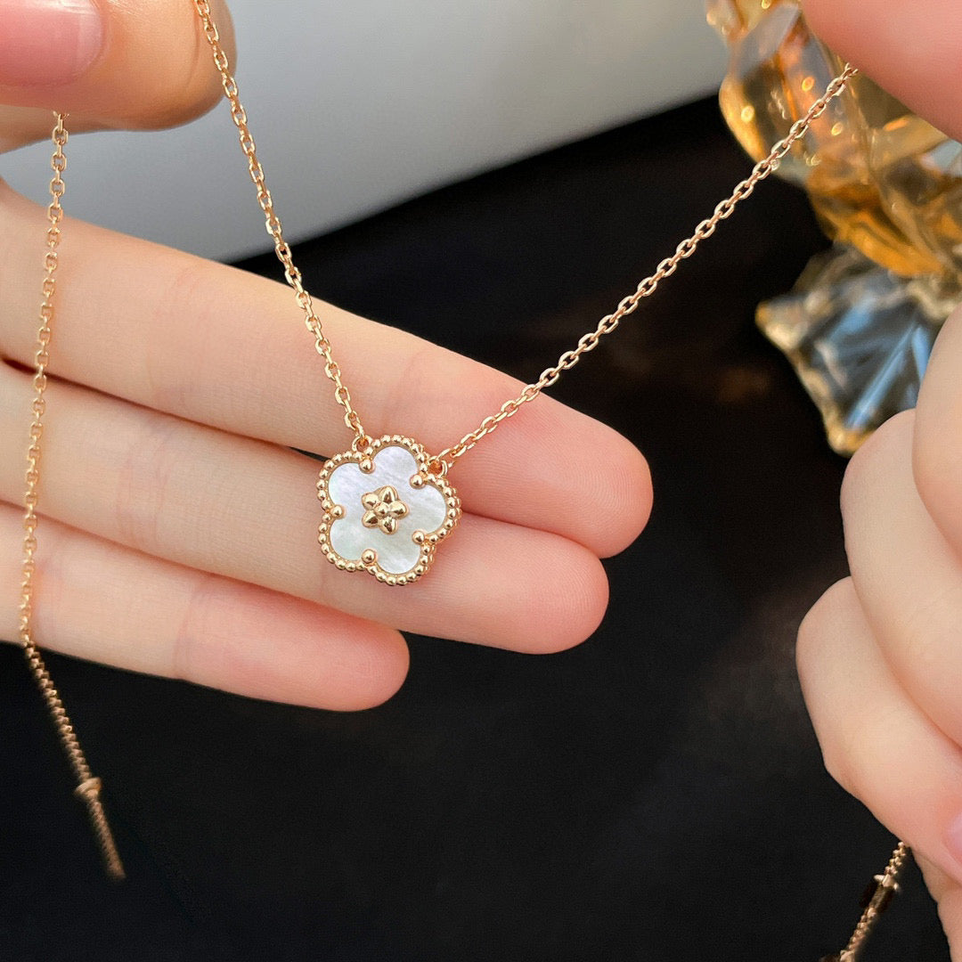[⭐Spark]LUCKY  WHITE MOP  PLUM BLOSSOM NECKLACE
