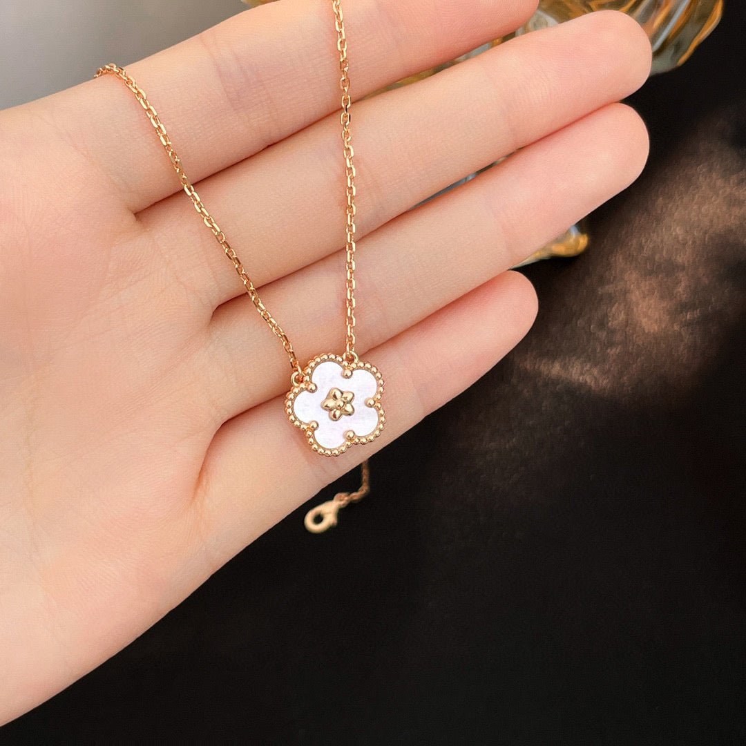 [⭐Spark]LUCKY  WHITE MOP  PLUM BLOSSOM NECKLACE