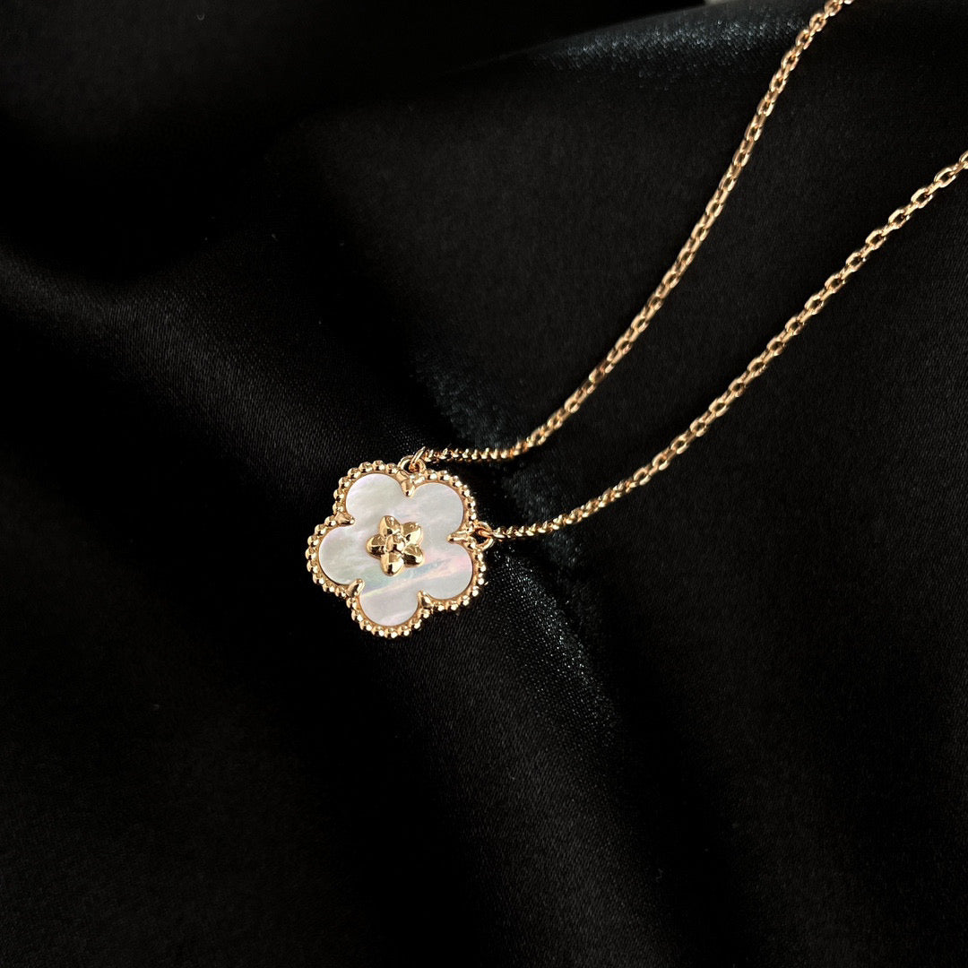 [⭐Spark]LUCKY  WHITE MOP  PLUM BLOSSOM NECKLACE
