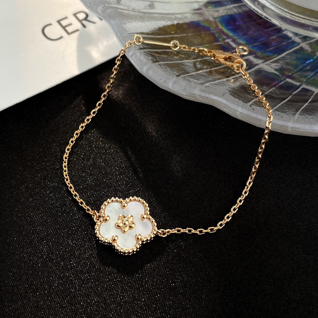 [⭐Spark]LUCKY WHITE MOP PLUM BLOSSOM  BRACELET
