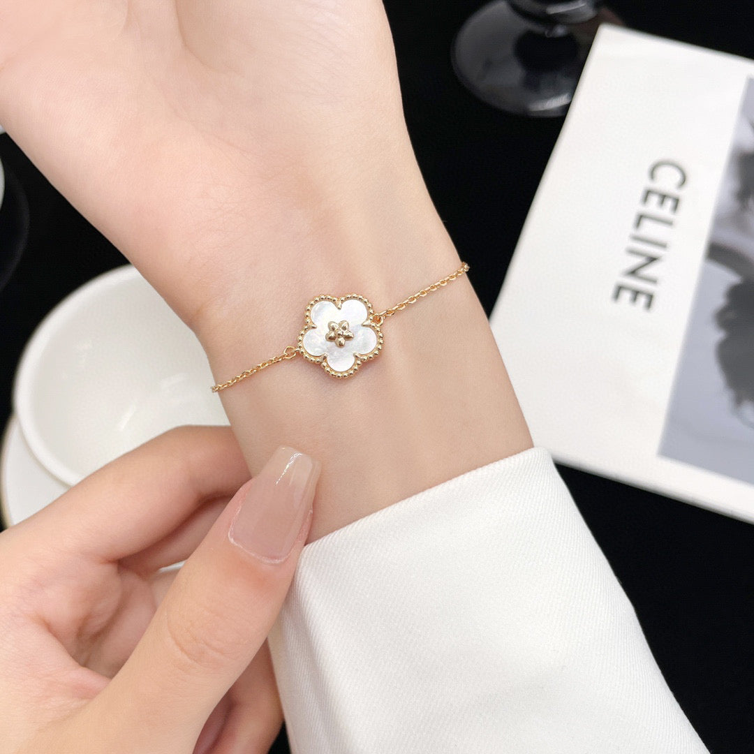 [⭐Spark]LUCKY WHITE MOP PLUM BLOSSOM  BRACELET