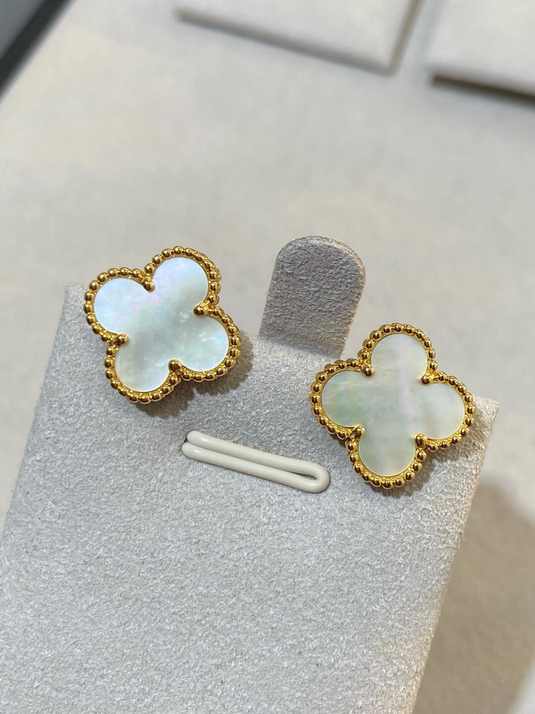 [⭐Spark] CLOVER LARGE (20mm) 1 MOTIFS WHITE MOP STUD EARRINGS