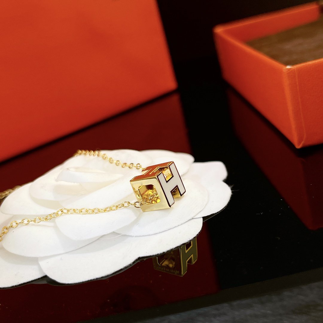 [⭐Spark]H WHITE SQUARE GOLD NECKLACE