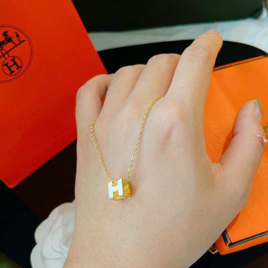 [⭐Spark]H WHITE SQUARE GOLD NECKLACE