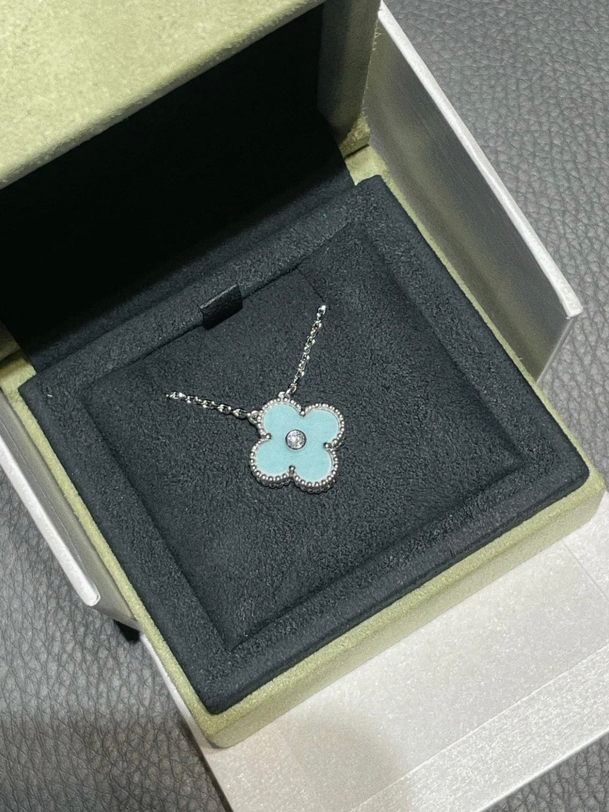 [⭐Spark]CLOVER 1 DIAMOND LIGHT BLUE SILVER NECKLACE
