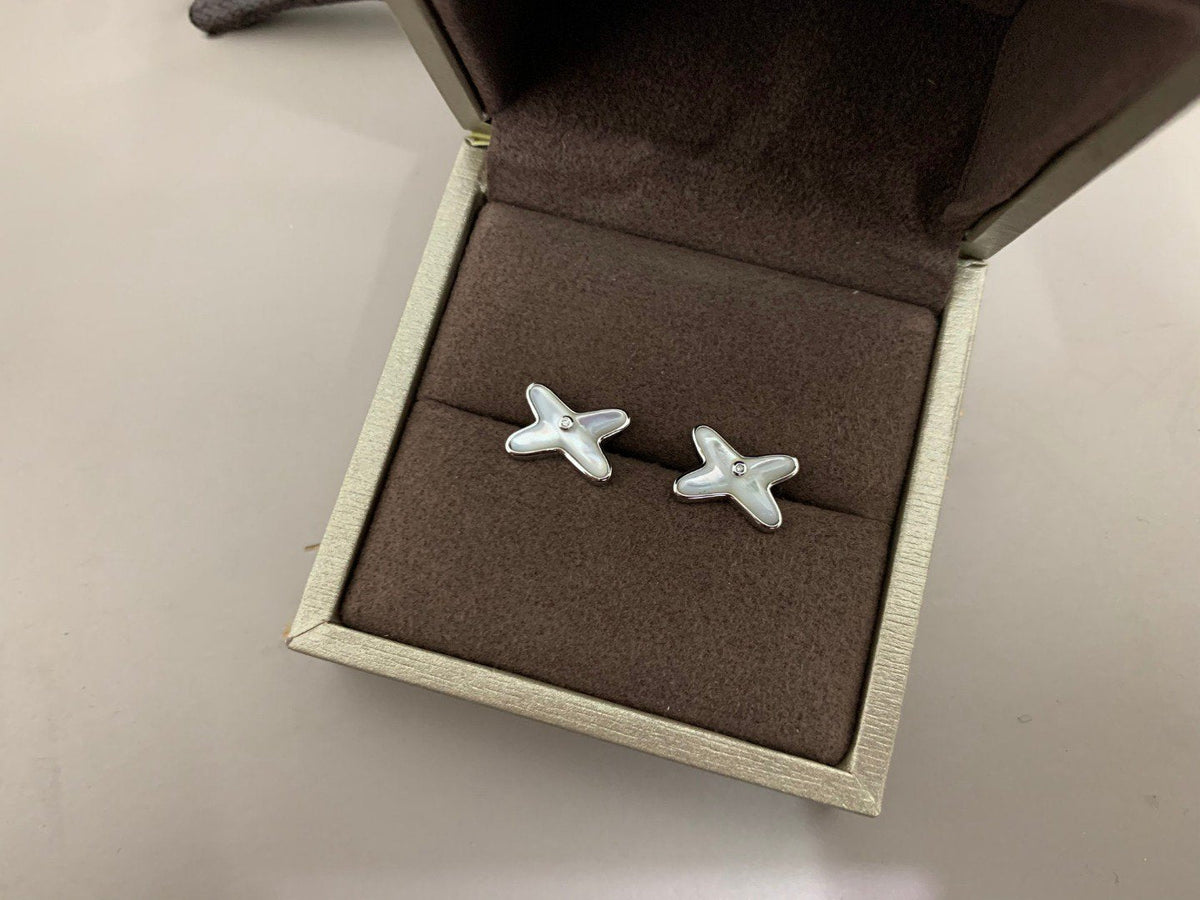 [⭐Spark]JEUX DE WHITE MOP SILVER DIAMOND EARRINGS