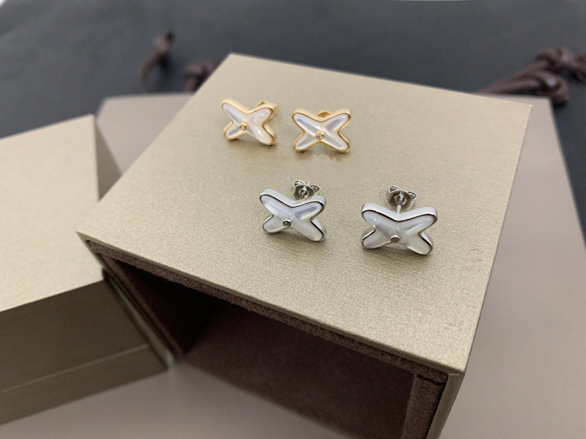 [⭐Spark]JEUX DE WHITE MOP SILVER DIAMOND EARRINGS