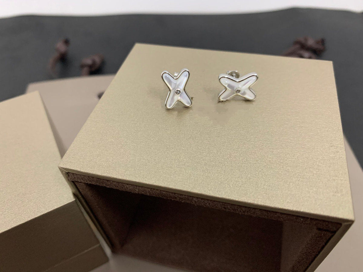 [⭐Spark]JEUX DE WHITE MOP SILVER DIAMOND EARRINGS