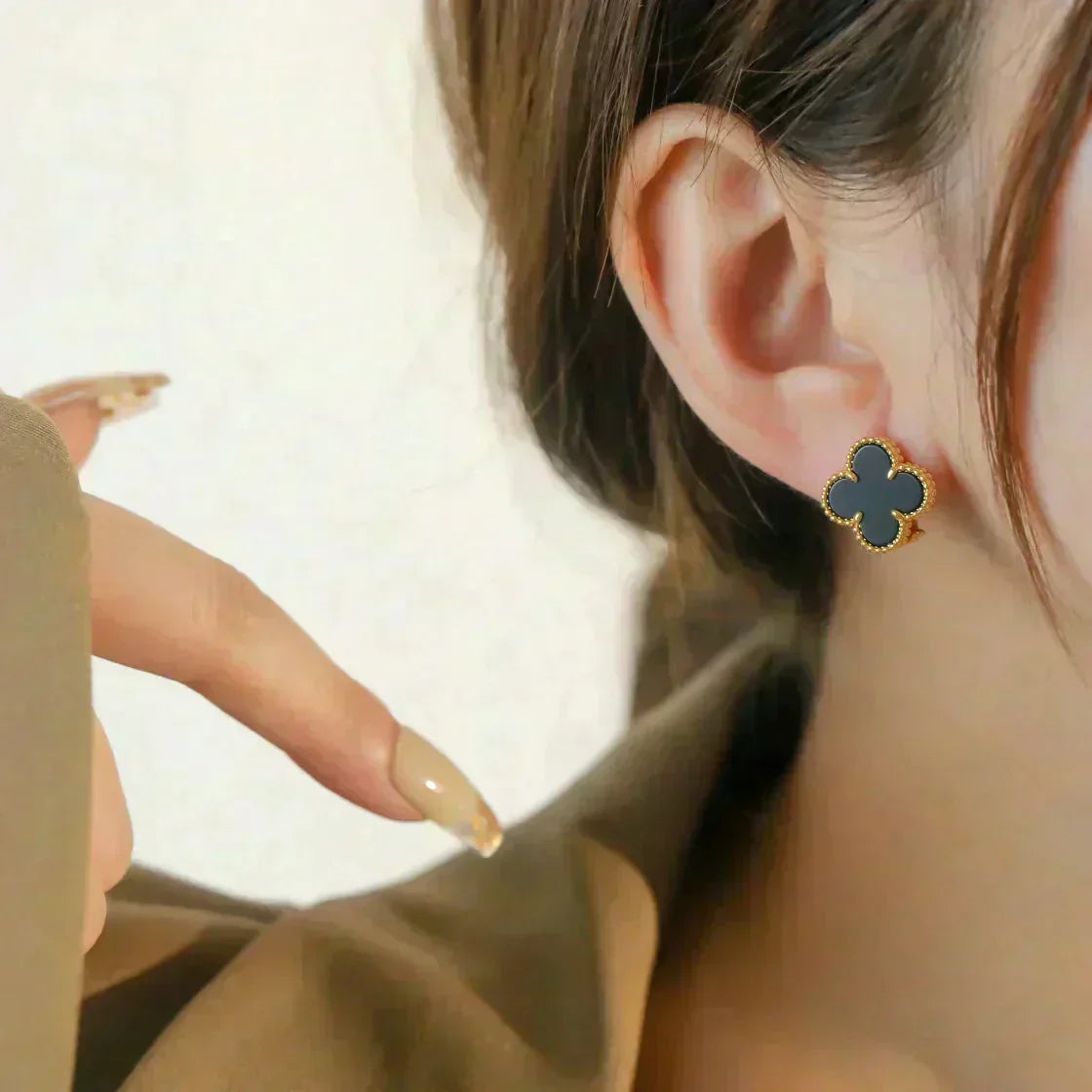 [⭐Spark]CLOVER MEDIUM 1 MOTIFS  ONYX STUD EARRINGS