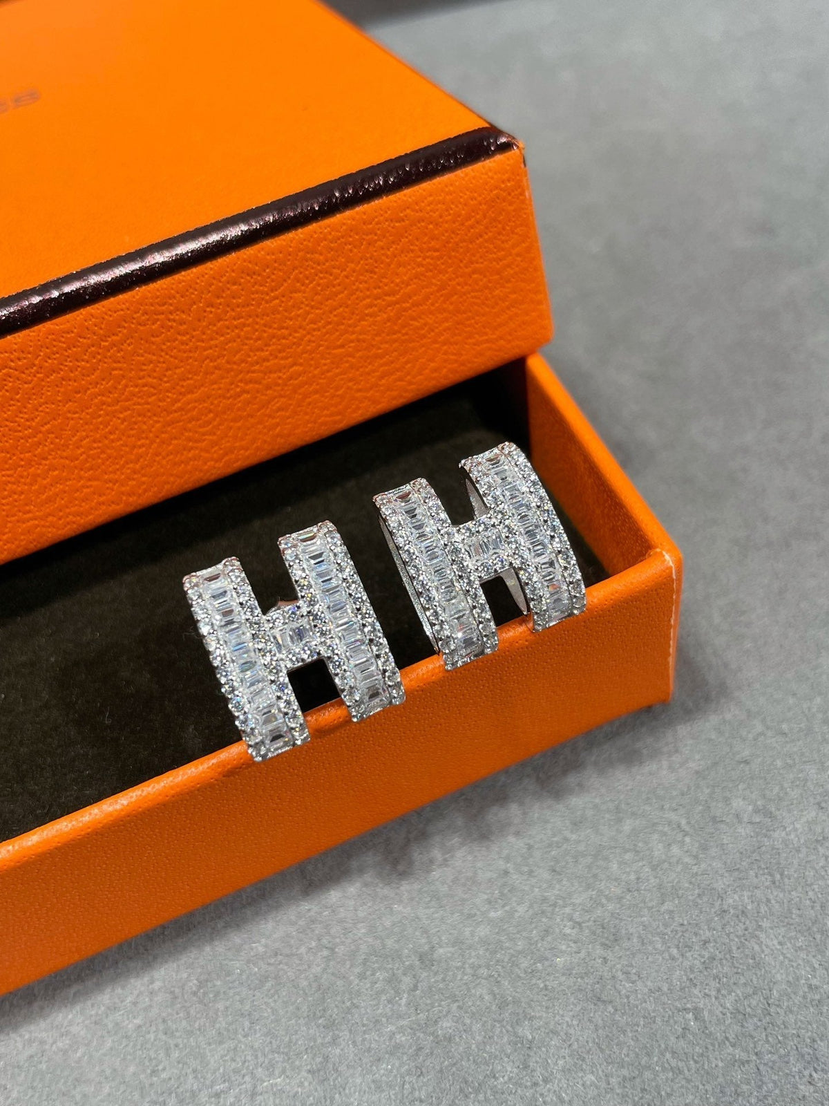 [⭐Spark]H STUD EARRINGS WITH SILVER DIAMONDS