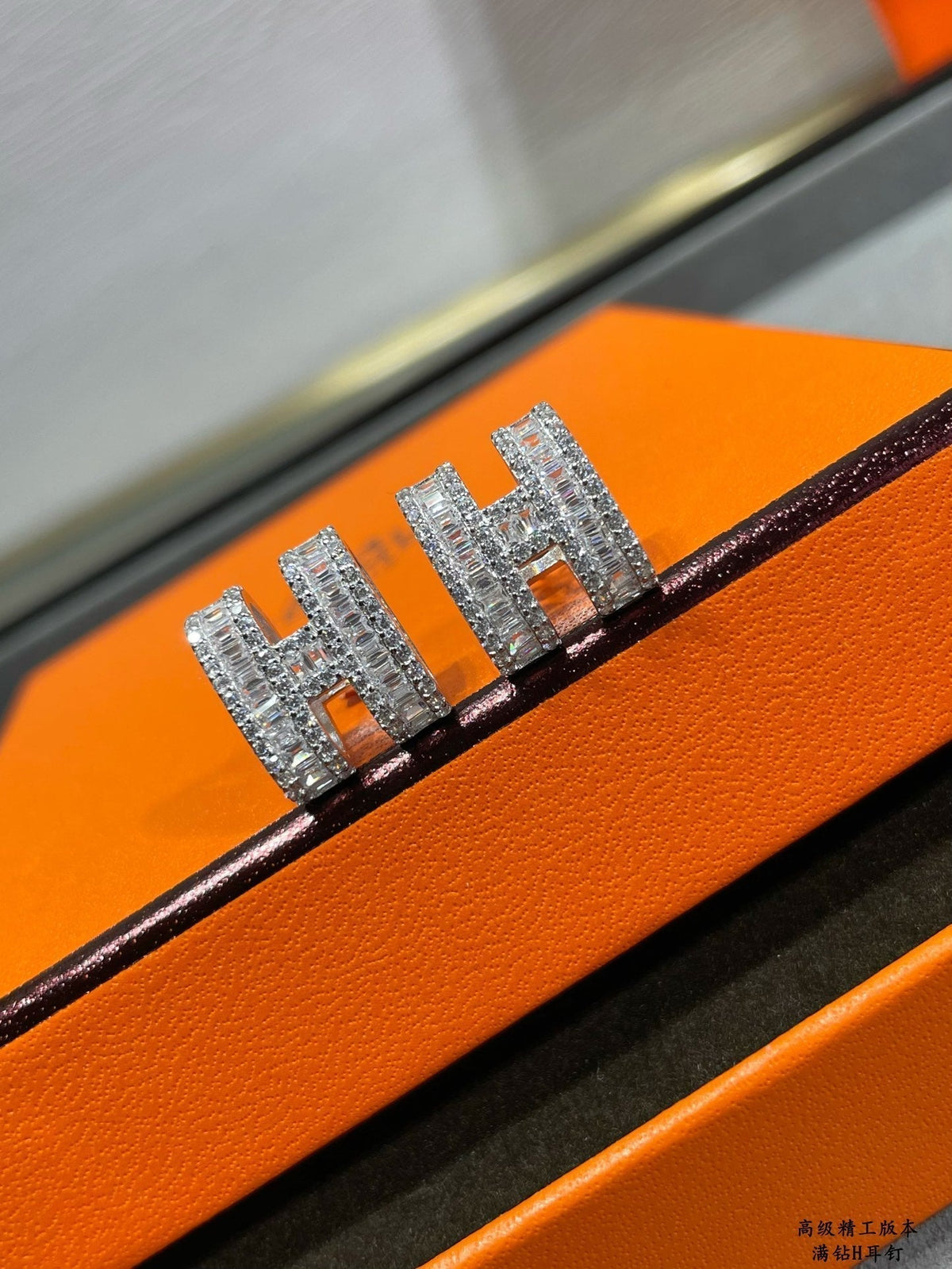 [⭐Spark]H STUD EARRINGS WITH SILVER DIAMONDS