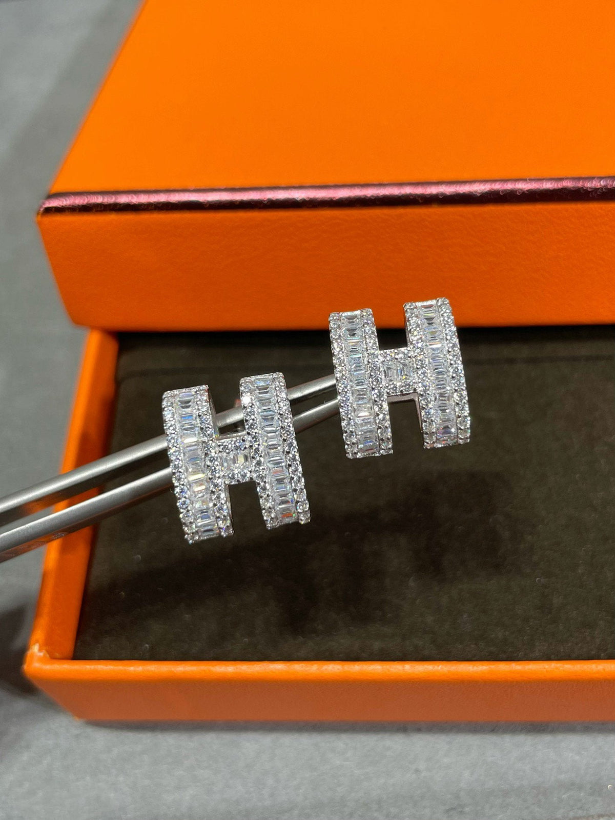 [⭐Spark]H STUD EARRINGS WITH SILVER DIAMONDS