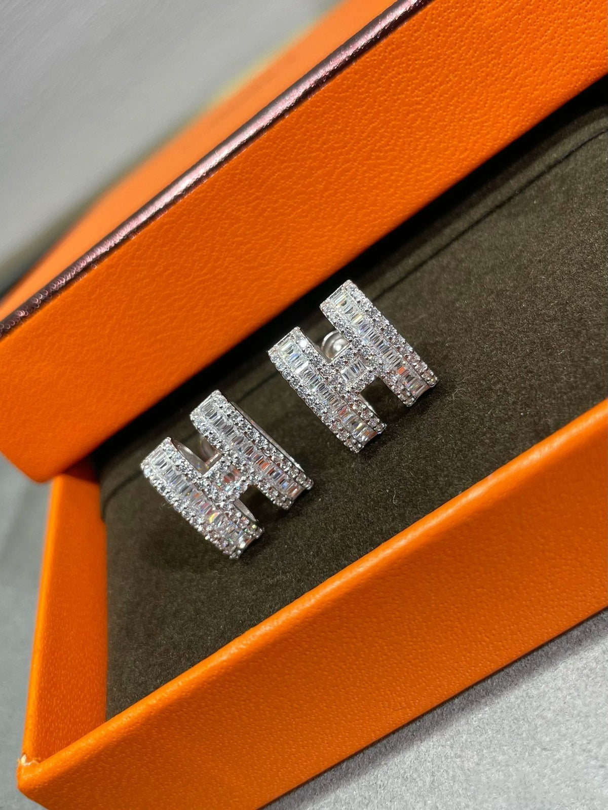 [⭐Spark]H STUD EARRINGS WITH SILVER DIAMONDS