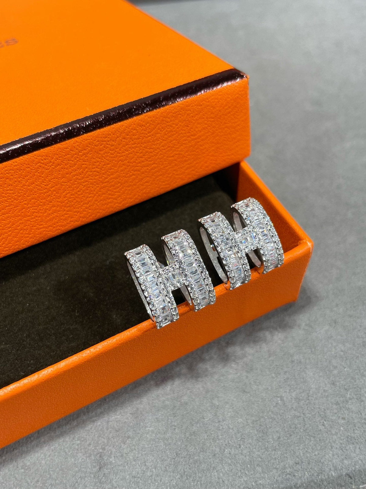 [⭐Spark]H STUD EARRINGS WITH SILVER DIAMONDS