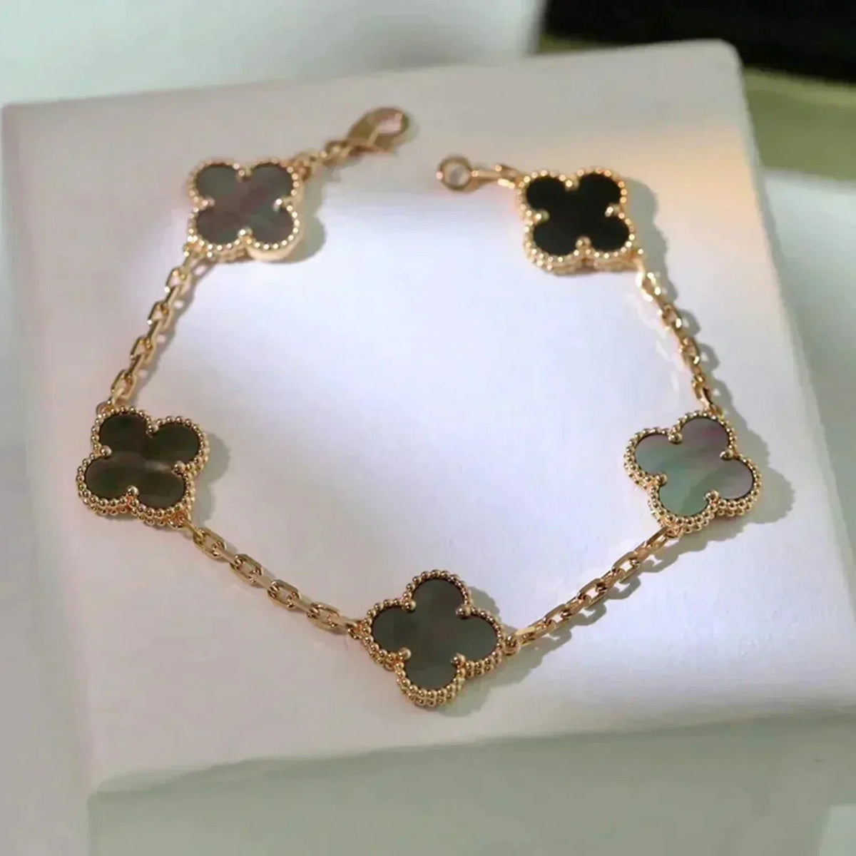 [⭐Spark] CLOVER 5 MOTIF GRAY MOP BRACELET COLLECTION