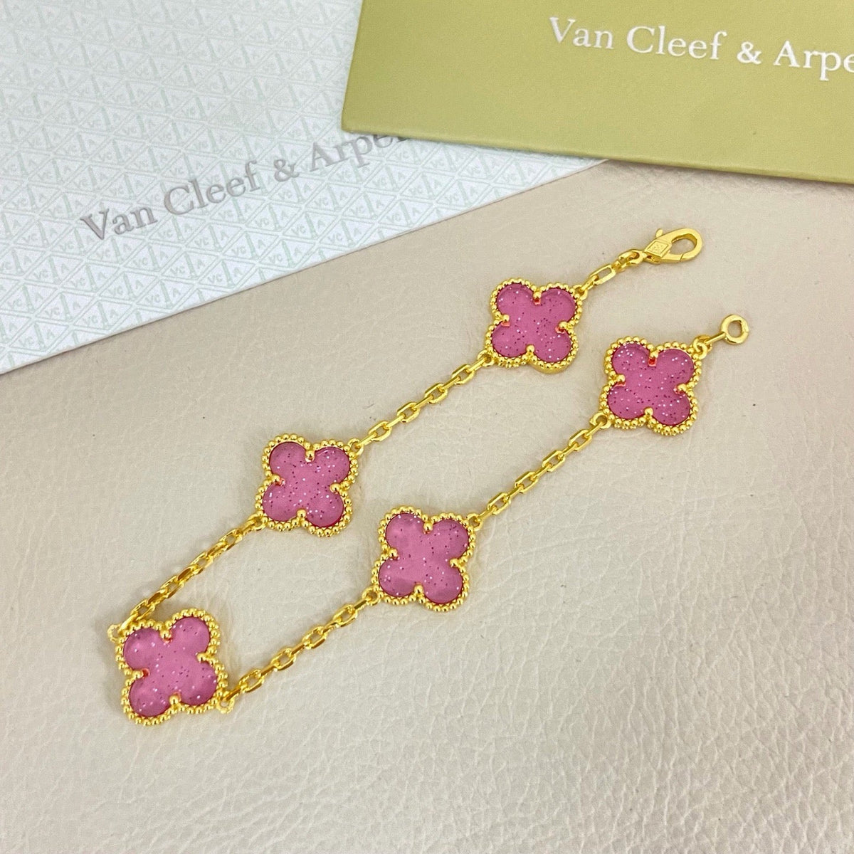 [⭐Spark]NEW BUBBLE PINK ENAMEL 5-FLOWER BRACELET