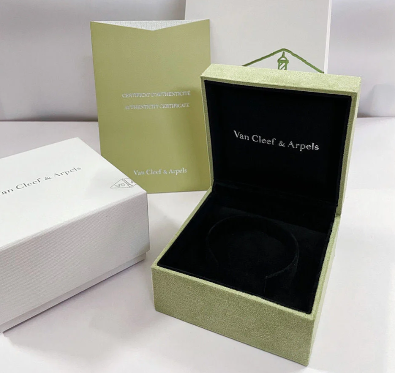 [⭐Spark]CLOVER 15MM LASER NECKLACE AND BOX