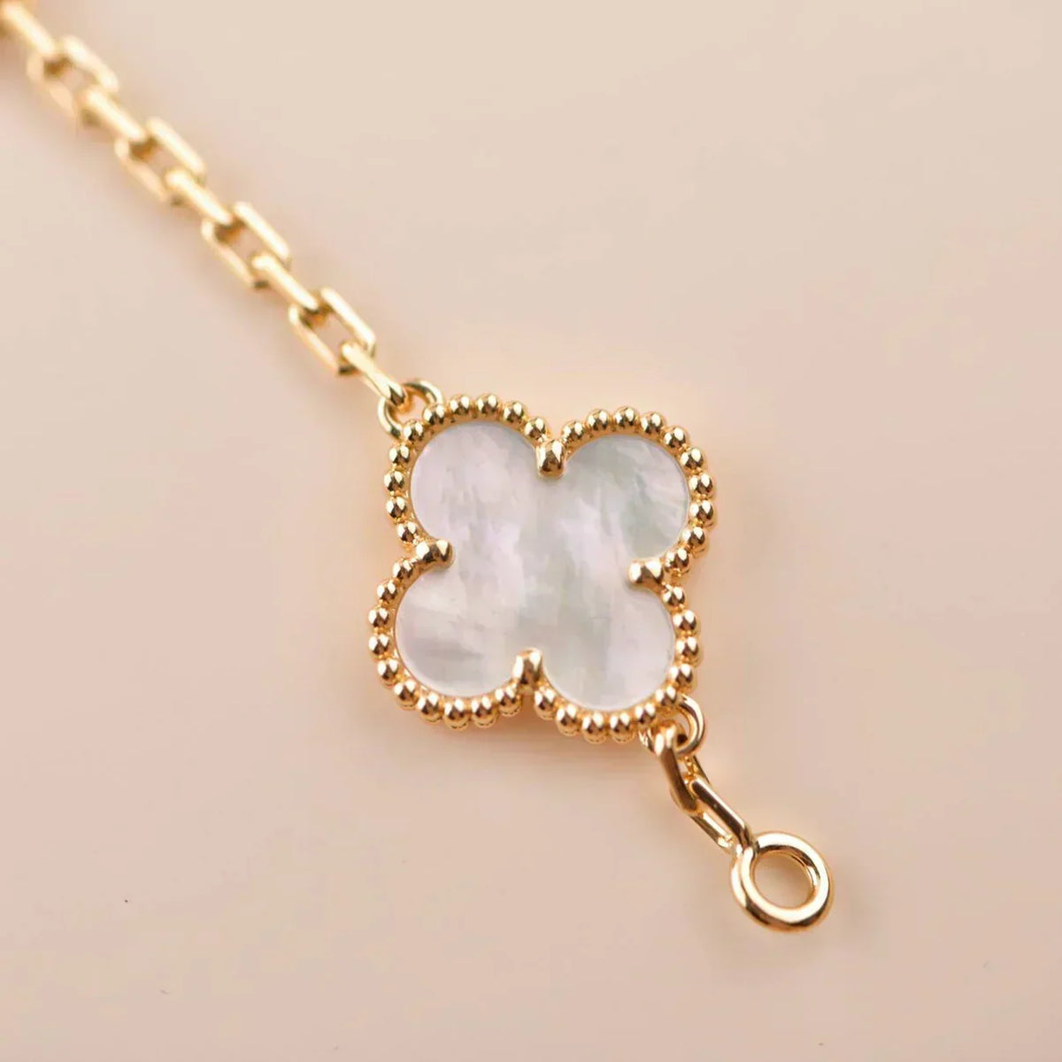 [⭐Spark]CLOVER WHITE PEARL MOP 5 MOTIF BRACELET COLLECTION