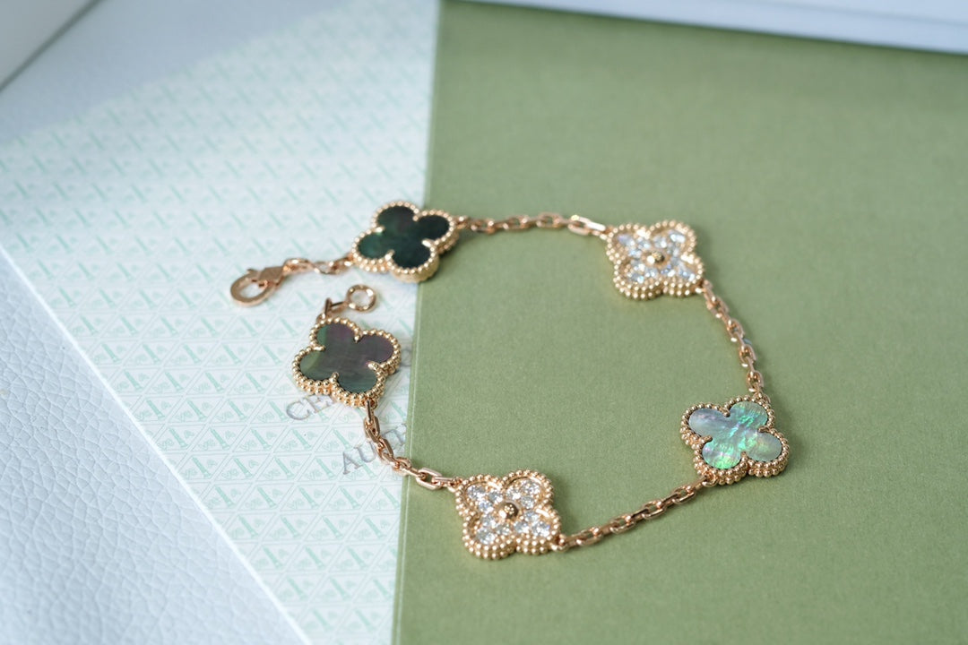 [⭐Spark] CLOVER 5 MOTIF GRAY MOP BRACELET COLLECTION