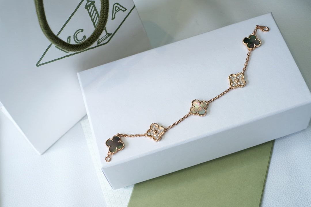 [⭐Spark] CLOVER 5 MOTIF GRAY MOP BRACELET COLLECTION