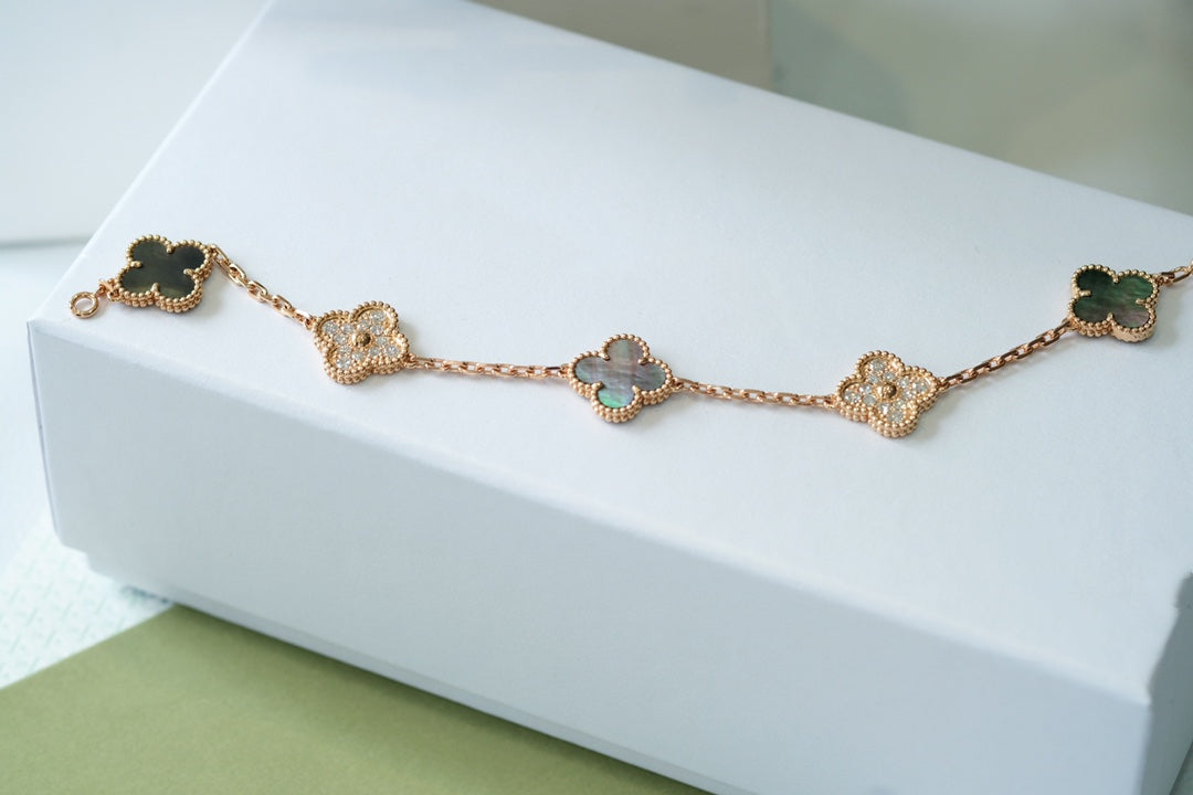[⭐Spark] CLOVER 5 MOTIF GRAY MOP BRACELET COLLECTION