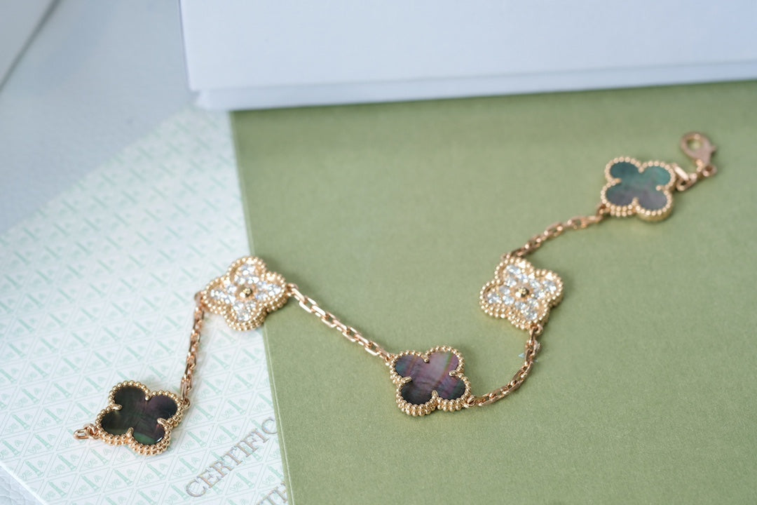 [⭐Spark] CLOVER 5 MOTIF GRAY MOP BRACELET COLLECTION