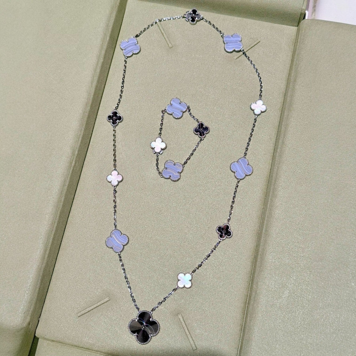 [⭐Spark]DETACHABLE CLOVER 15(11+4) FLOWER SILVER NECKLACE SET