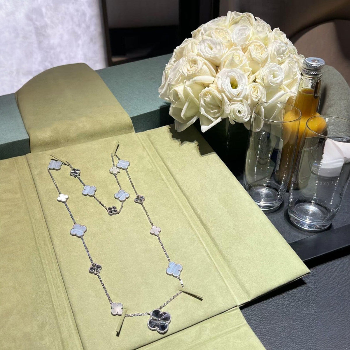 [⭐Spark]DETACHABLE CLOVER 15(11+4) FLOWER SILVER NECKLACE SET